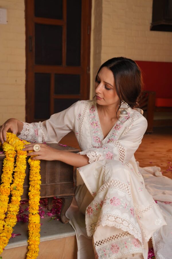 66b73c3d-a7ab-4519-933d-856c5b2cdbb6 Suntaara Women's Mul Chanderi 3-Piece Kurta Set – White